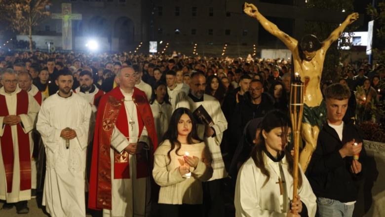 Tiranë/ Besimtarët katolikë kremtojnë 'Udhën e Kryqit', imzot Arjan Dodaj: Shumë vëllezër e motra në mënyrë të tepruar banojnë në burgje, drejtësia represive pa përgjigje e mbyt të ardhmen