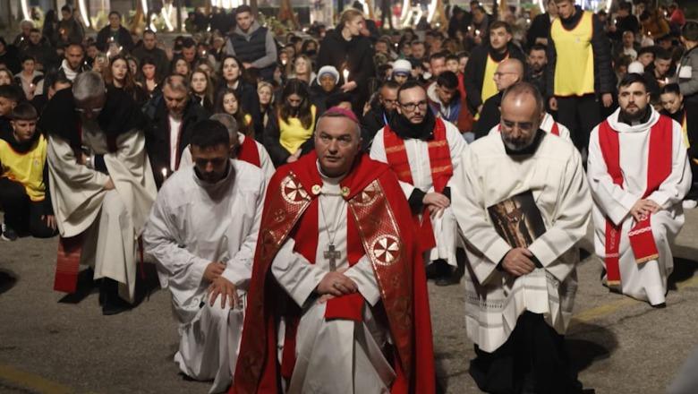 Tiranë/ Qindra besimtarë katolikë kremtojnë 'Udhën e Kryqit', Dodaj: Burgosja e tepruar nuk është zgjidhje, drejtësia represive mbyt të ardhmen 