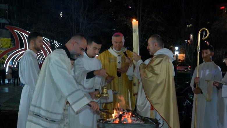 LIVE TV- Ngjallja e Krishtit, besimtarët katolikë kremtojnë Pashkën