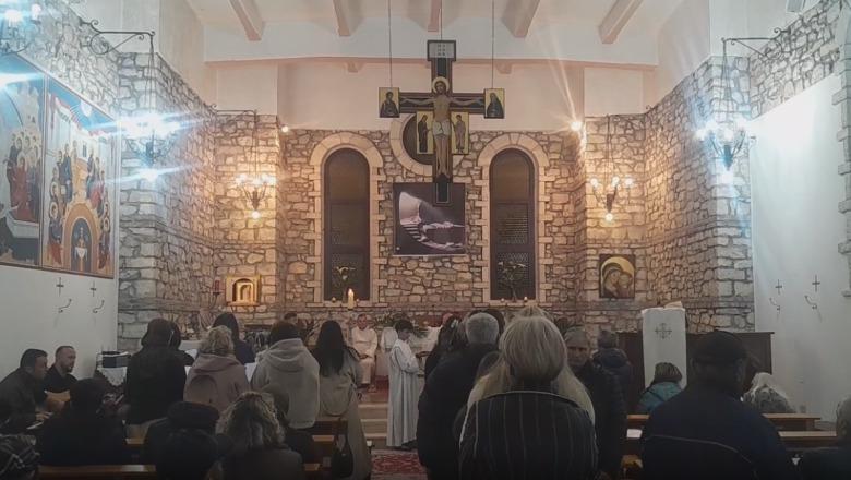 Kremtohen Pashkët në Kishën “San Luca” në Kuçovë, të pranishme rreth 300 familje katolike të qarkut të Beratit