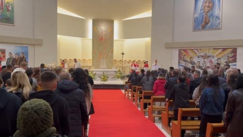 Vau i Dejës/ Pashka Katolike kremtohet në katedralen ‘Nënë Tereza’, dhjetëra besimtarë të pranishëm