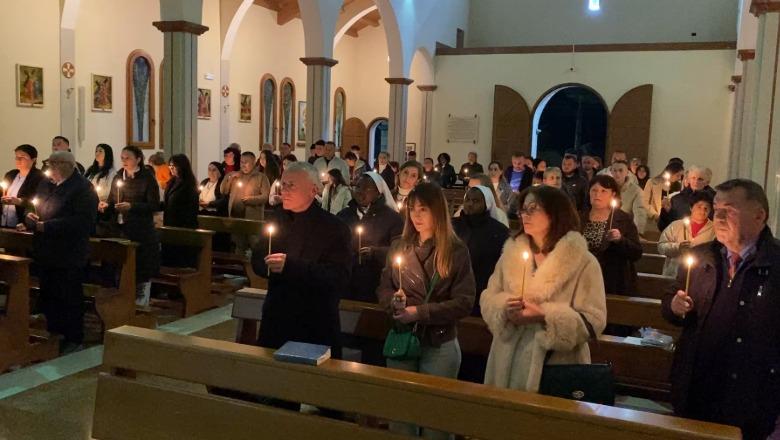 Mesazhe shprese dhe paqeje, besimtarët katolikë kremtojnë Pashkën në Lushnjë