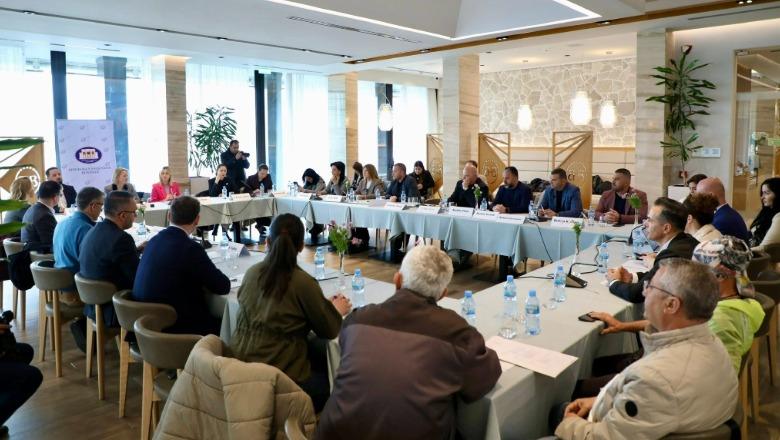 'Mungesë uji dhe infrastrukture', Ina Zhupa me operatorët turistikë në Sarandë: 13 vite pa përmirësime serioze në port