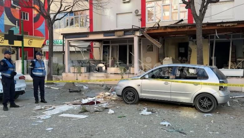 Shpërthimi i fuqishëm trondit Lezhën, dyshohet se plasi bombol gazi në një lokal! Disa biznese dhe makina të dëmtuara (VIDEO)