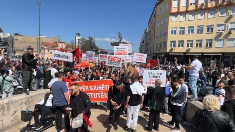 Studentët shqiptarë protestojnë në Shkup: Provimet e Jurisprudencës të mbahen në gjuhën shqipe! Hoxha: Të respektohen të drejtat e garantuara nga Kushtetuta