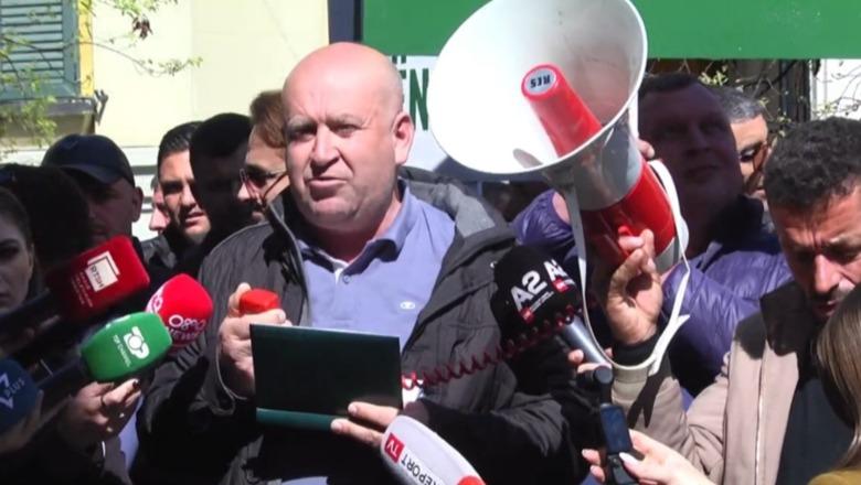 ‘Stop importit të qumështit’, blegtorët në protestë para Ministrisë së Bujqësisë: Skema 2026 nuk ishte ajo që u diskutua me ne