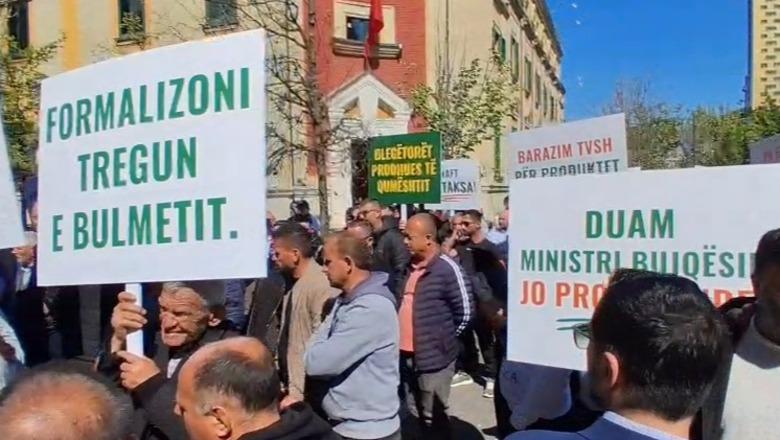 LIVE - ‘Stop importit të qumështit’, blegtorët në protestë para Ministrisë së Bujqësisë: Skema 2026 nuk ishte ajo që u diskutua me ne