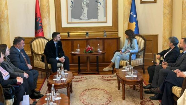 Avokati i Popullit Endri Shabani takohet me Albulena Haxhiun në Prishtinë