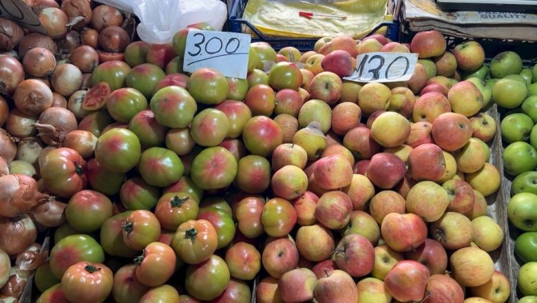 Fier, rritja e çmimit boshatis tregun! Pensionistët: Dy kokrra mollë 100 lekë, një kile domate 300 lekë, s’i blejmë dot