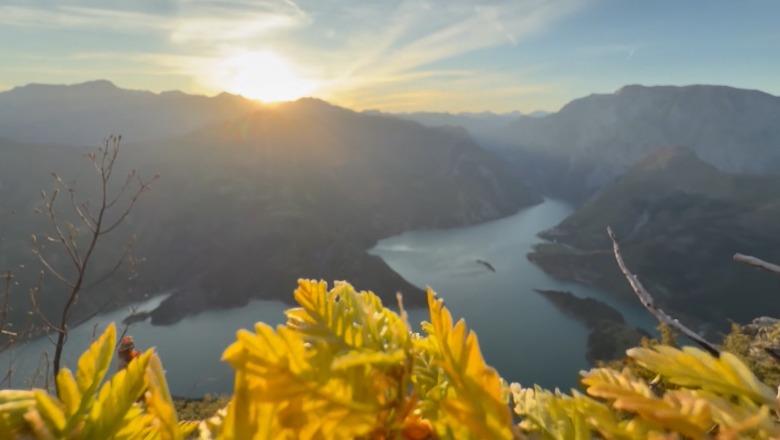 Zbuloni destinacionin e ri në Pukë! Pamje fantastike e Liqenit të Komanit nga maja e Vopulës