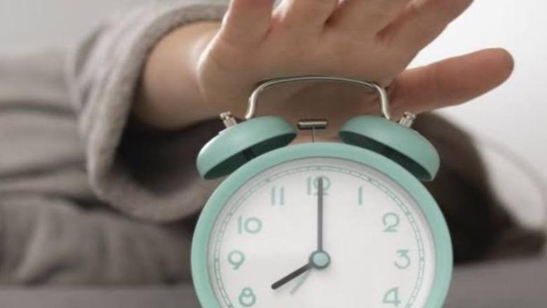 Pse disa njerëz zgjohen gjithmonë pak para alarmit? Shpjegimi që lidhet me orën biologjike