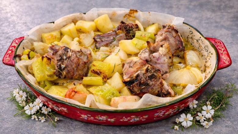 Mish qengji në tavë me perime dhe bimë aromatike