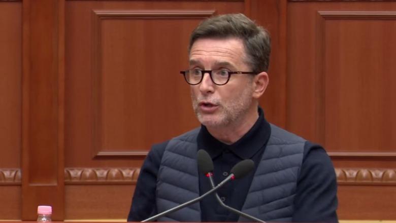 Braçe denoncoi ndërtimin mbi trotuar në qendër të Tiranës, IMT i përgjigjet: Objekti me leje, i ndërtuar prej vitesh