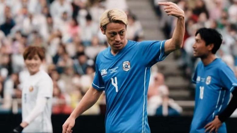 Udhëtimi i pafund i Keisuke Hondës, ish-lojtari i Milanit riniset nga Singapori për të vendosur një rekord botëror