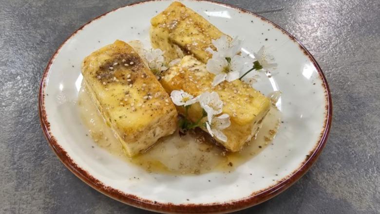 Djathë në tigan me hudhër dhe mjaltë