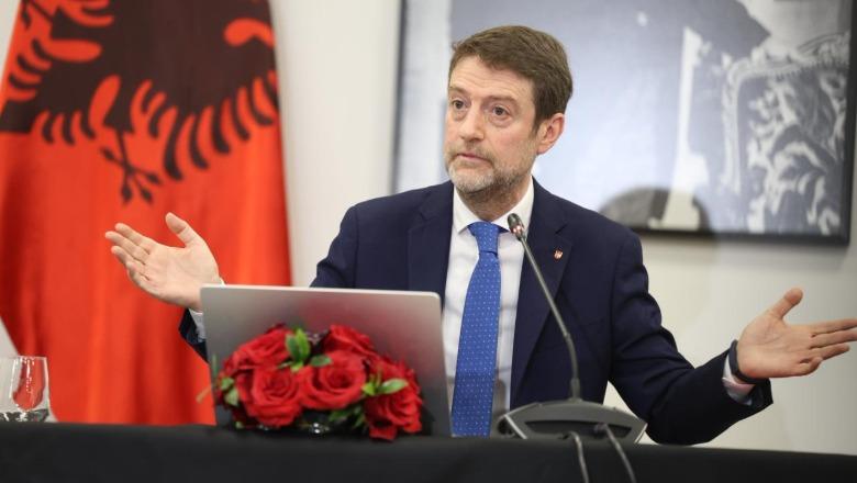 Ministri Hoxha: S’ka bllokim të negociatave me BE! Kritika shërbimit të jashtëm: S’na pret bota sa të pimë kafen e mëngjesit