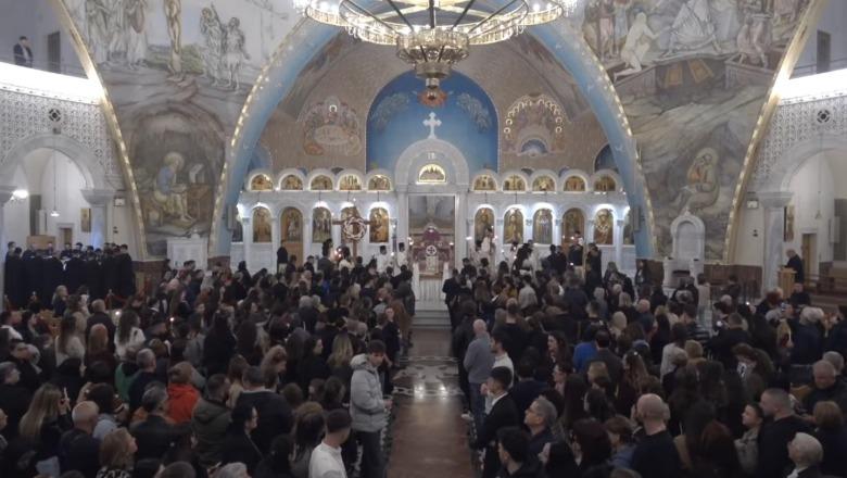 Ceremonia e Epitafit, besimtarët ortodoksë në Tiranë dhe mbarë vendin kremtojnë të Premten e Zezë! Simbolia e fortë e kësaj dite në kalendarin fetar