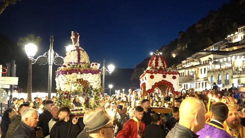 Besimtarët ortodoksë në Berat kremtojnë të Premten e Zezë, ceremonia ndiqet nga shumë qytetarë dhe vizitorë vendas e të huaj