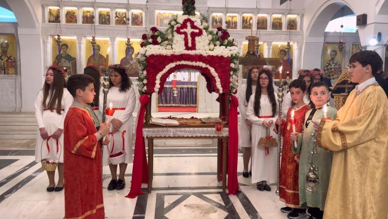 Atmosferë solemniteti dhe reflektimi, besimtarët ortodoksë në Sarandë kremtojnë të Premten e Zezë