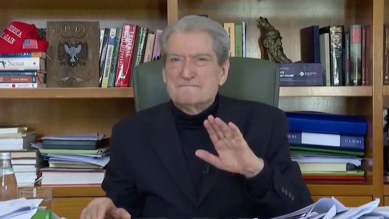 VIDEOLAJM/ ‘Më falni, e fillojmë edhe njëherë’, Berisha ‘harron’ fjalët live