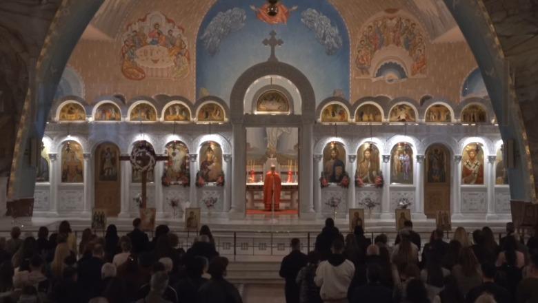 Krishti u ngjall! Mbahet mesha solemne në Katedralen ortodokse, besimtarët ortodoksë kremtojnë pashkët 