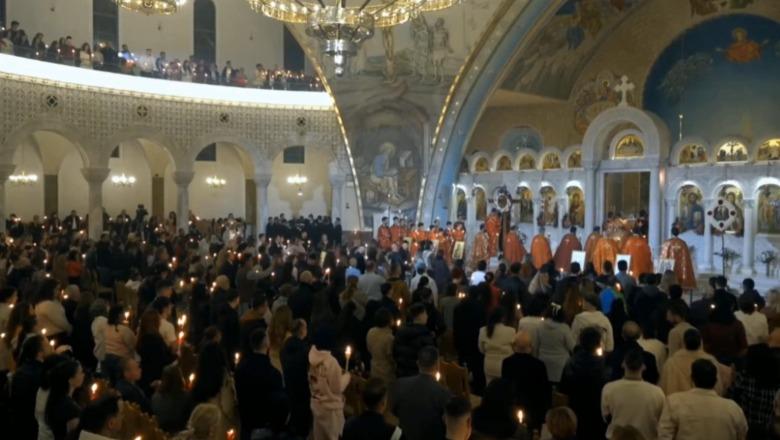 Krishti u Ngjall! Besimtarët ortodoksë në të gjithë vendin kremtojnë Pashkën, lutje për paqe dhe mirësi