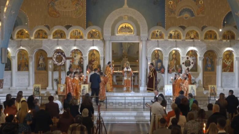 Krishti u Ngjall! Besimtarët ortodoksë në të gjithë vendin kremtojnë Pashkën, lutje për paqe dhe mirësi