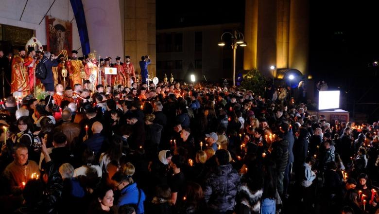 Krishti u Ngjall! Besimtarët ortodoksë në të gjithë vendin kremtojnë Pashkën, lutje për paqe dhe mirësi