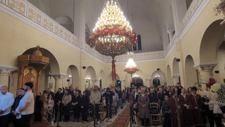 Urime, ndezje të qirinjve dhe trokitje të vezëve, besimtarët e Durrësit kremtojnë Pashkët Ortodokse