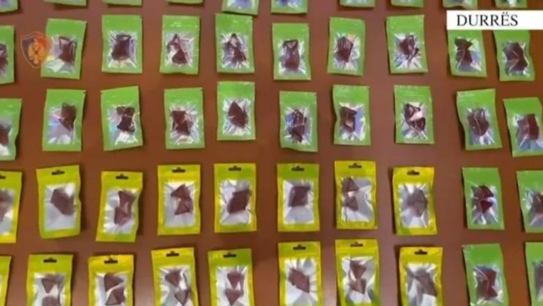 Prodhonin drogë në formë karamelesh, arrestohen 2 vëllezër në Durrës! Shpallet në kërkim 20-vjeçari (EMRAT)