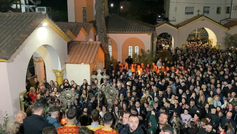 Qindra besimtarë në Elbasan ndezin qirinj për Pashkë, mesazhe paqeje në natën e Ringjalljes