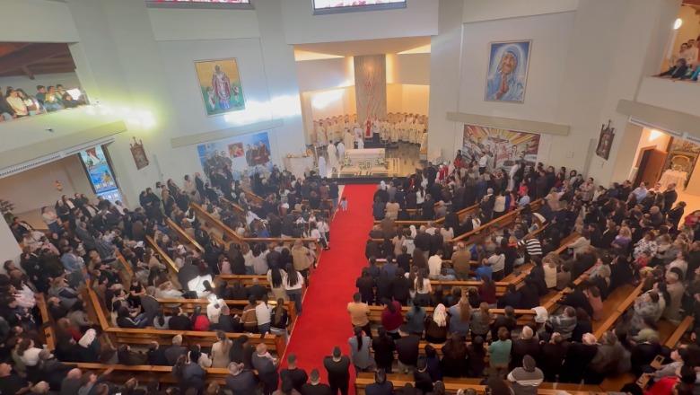 Me urime, qirinj dhe vezë të kuqe, besimtarët e Shkodrës kremtojnë Pashkët Ortodokse