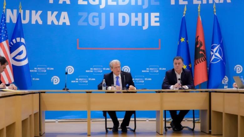 Klevis Balliu u filmua duke shkruajtur fjalimin në Parlament me Chat GPT, Berisha porosit drejtuesit e PD: Duhet të shkarkoni të gjitha AI, t’i keni nëpër telefona