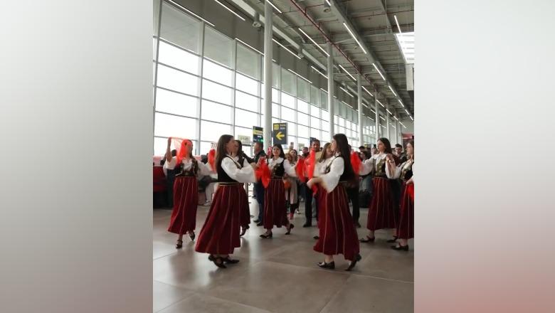 Ansambli Folklorik i Përmetit niset për në turneun ndërkombëtar të radhës, atmosferë festive me këngë e valle në Aeroportin ‘Nënë Tereza’ (VIDEO)