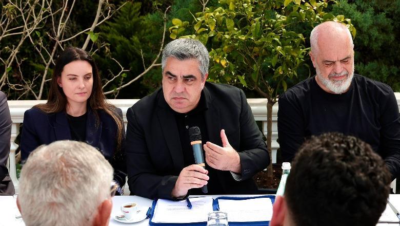 Takimi me operatorët turistikë në Vlorë, Gonxhja: Në fokus përmirësimi i transportit urban dhe investimet strategjike në portet turistike