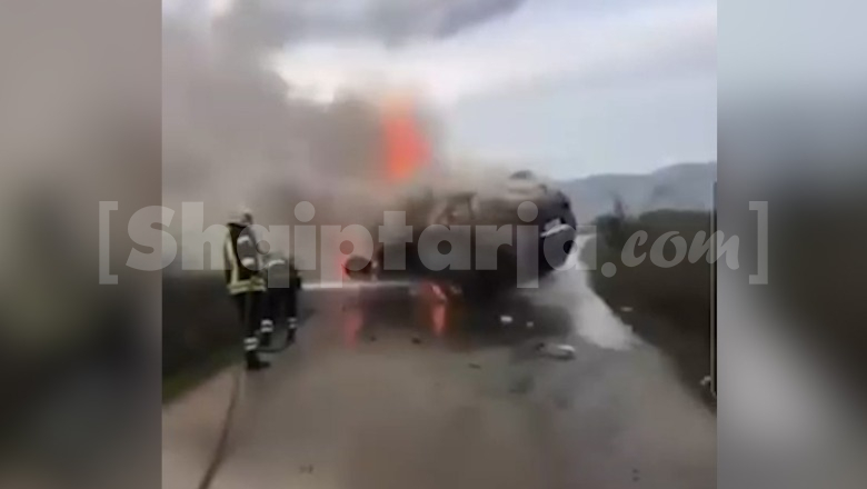 Shoferi humbi kontrollin, makina përmbyset dhe përfshihet nga flakët në Devoll! Shpëton mrekullisht drejtuesi dhe dy pasagjerët