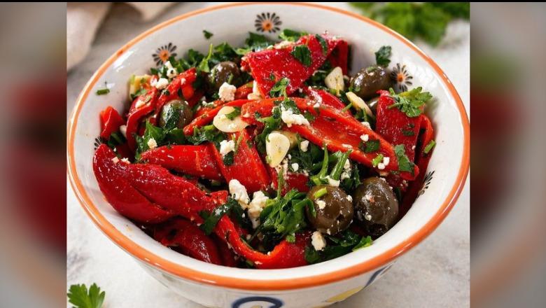 Speca të pjekur me hudhër, djathë e bimë aromatike nga zonja Albana