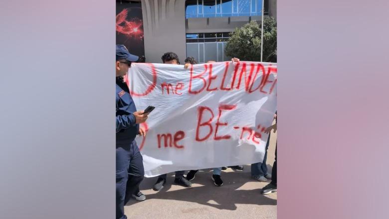 ‘O me Belinda Ballukun, o me BE’, aktivistët e Lëvizjes Bashkë protestojnë pranë Samitit të Diasporës, tërhiqen zvarrë nga policia