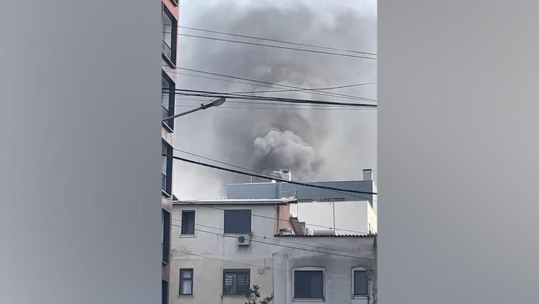 Zjarr në pallatin te 'Farmacia 10' në Tiranë, flakët përfshijnë gjithë objektin! Tymi mbulon zonën