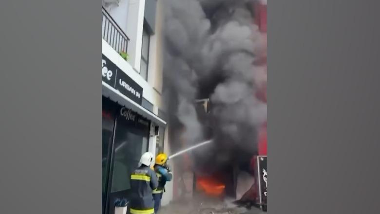 Përfshihet nga flakët pallati te 'Farmacia 10', zjarrfikëset punojnë për shuarjen e zjarrit masiv (VIDEO)