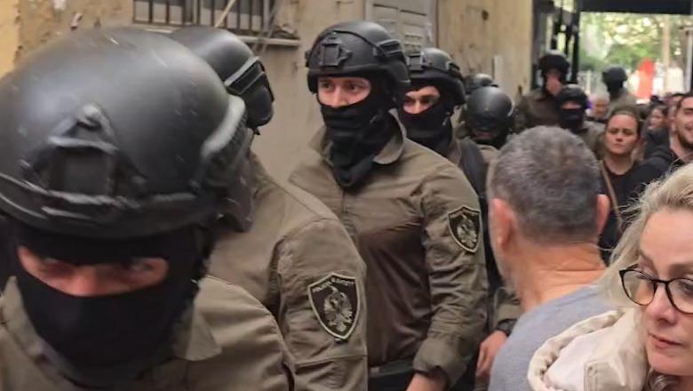 Zjarri në pallatin te ‘Farmacia 10’ në Tiranë rrezikon jetët e njerëzve, forcat RENEA i bashkohen aksionit për evakuimin e banorëve