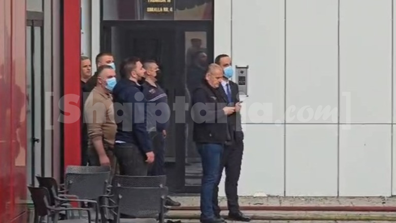 Pallati në flakë në Tiranë, në vendngjarje edhe ministri Lamallari