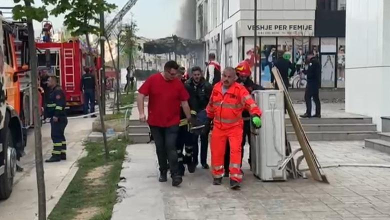 Tiranë/ Digjet pallati te 'Farmacia 10', banorja e lënduar nga flakët futet me barrelë në autoambulancë (VIDEO)