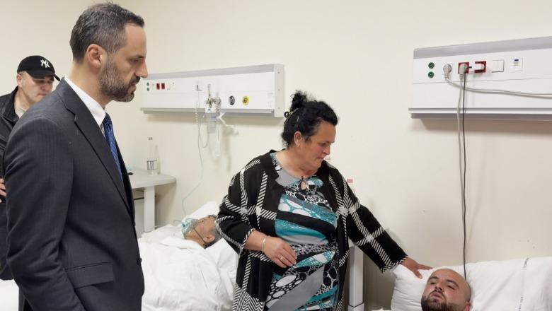 Ministri Lamallari viziton zjarrëfikësit dhe qytetarët e lënduar nga zjarri në kompleksin 'Arlis' në Tiranë