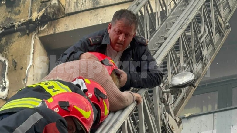 Gurë dhe copa betoni binin nga lart, zjarrfikësi hero i vendos kaskën e tij gruas dhe e shpëton nga zjarri te ‘Arlis’ (VIDEO)