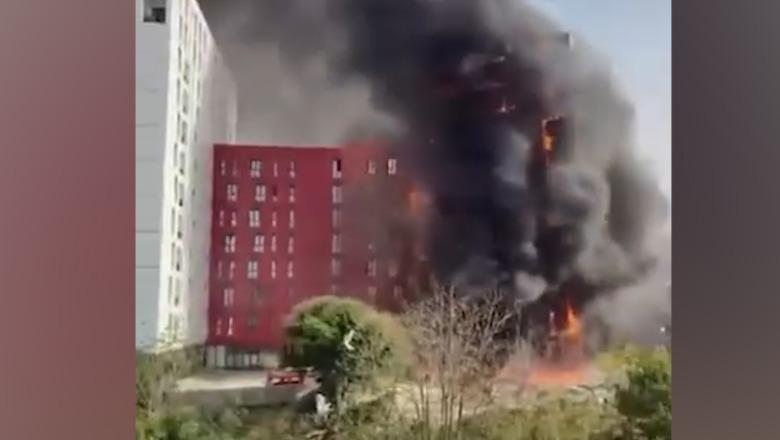 Pamjet kur zjarri ‘përpin’ pallatin te kompleksi ‘Arlis’ në Tiranë, flakët përhapen me shpejtësi në gjithë godinën