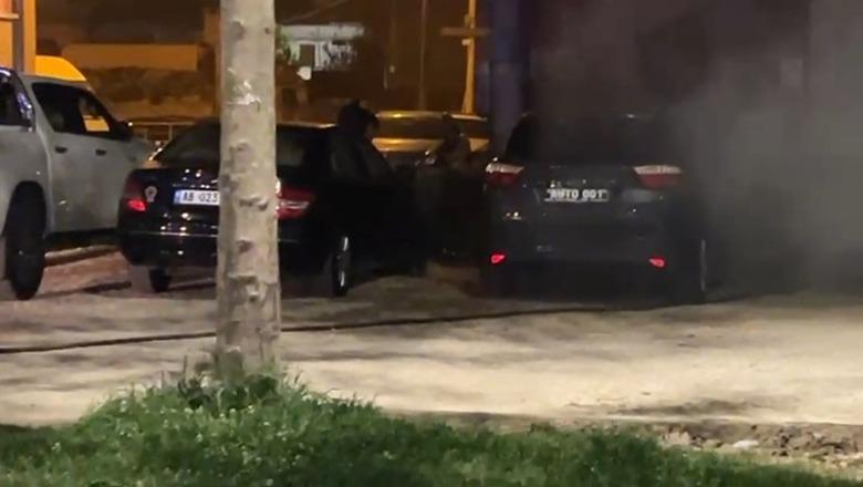 Zjarr i dyshimtë në Transballkanike, përfshihen dy automjete! Shkrumbohet totalisht një prej tyre, nuk raportohen të lënduar