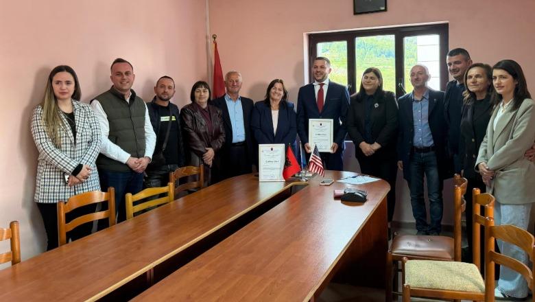 Klos, vlerësohet kontributi i Diasporës: Alban Daci nderohet me 'Certifikatë Mirënjohjeje'