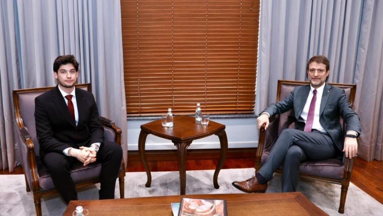 Ministri Hoxha takim me studentin e Maqedonisë së Veriut: Të respektohet e drejta për përdorimin e gjuhës shqipe