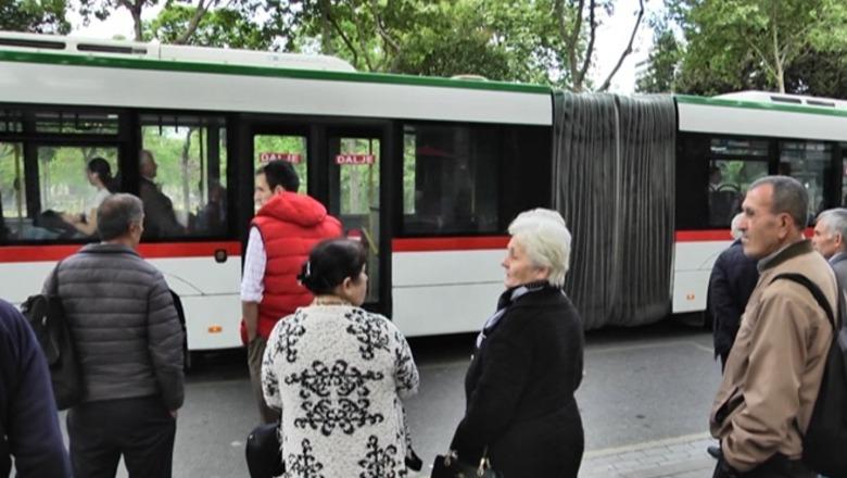 Dita e dytë me 40% më pak të flotës së autobusëve, operatorët e transportit publik presin subvencionet